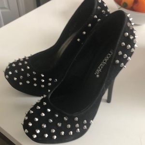 Spiky black 5” heels 6.5